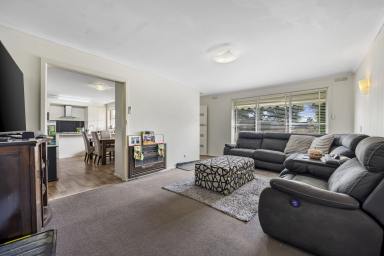 House For Sale - VIC - Mount Clear - 3350 - Comfort and Convenience!  (Image 2)