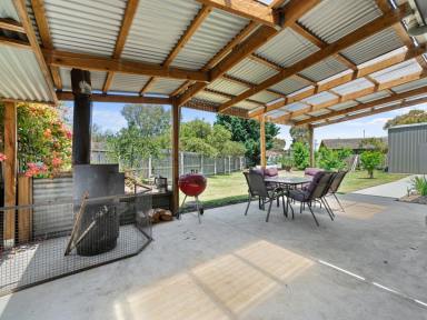 House For Sale - VIC - Bairnsdale - 3875 - FAMILY LIVING AND LARGE SHED  (Image 2)