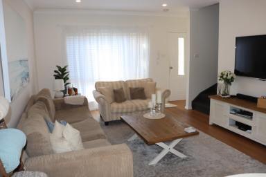 Townhouse Leased - NSW - Merewether - 2291 - 3 BEDROOM TOWNHOUSE IN THE PERFECT LOCATION!  (Image 2)