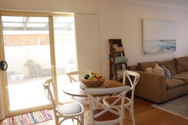 Townhouse Leased - NSW - Merewether - 2291 - 3 BEDROOM TOWNHOUSE IN THE PERFECT LOCATION!  (Image 2)