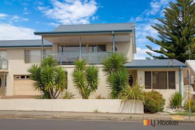 Unit For Sale - NSW - Batehaven - 2536 - Simple stunning ocean views.....Only 50m to the beach!  (Image 2)