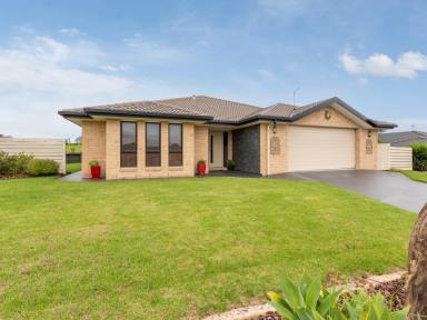 House For Sale - NSW - Bega - 2550 - BEGA’S PREMIER LOCATION  (Image 2)