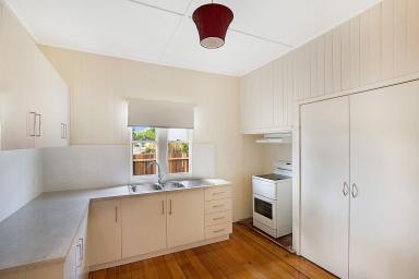 House Leased - QLD - Newtown - 4350 - Neat and Sweet cottage within walking distance of Clifford gardens  (Image 2)