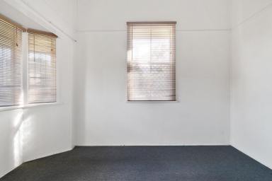 House Leased - QLD - South Toowoomba - 4350 - Cute 3-bedroom cottage  (Image 2)
