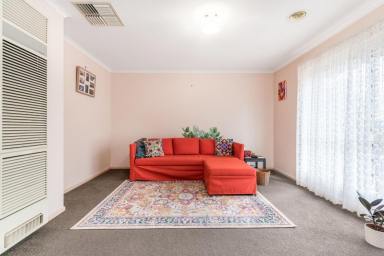 House Leased - VIC - Strathdale - 3550 - NEAT LIVING IN STRATHDALE!  (Image 2)