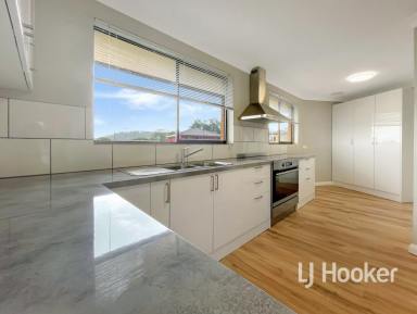 House For Sale - NSW - Inverell - 2360 - Quality Home In Superb Location  (Image 2)