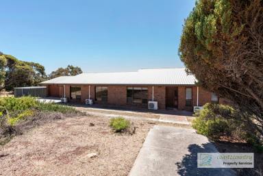 House Sold - SA - Meningie - 5264 - UNDER CONTRACT - 4 Bedroom Home with large shed & Views!  (Image 2)