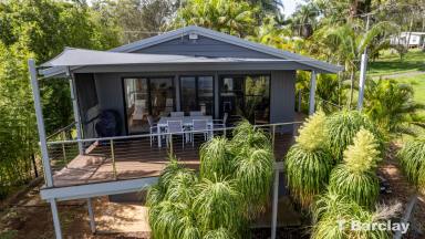 House For Sale - QLD - Lamb Island - 4184 - Modern and Renovated 4 Bed Waterfront Home on Perulpa Drive.  (Image 2)