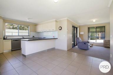 House For Lease - NSW - East Albury - 2640 - COMFORTABLE & CONVENIENT TOWNHOUSE IN EAST ALBURY  (Image 2)