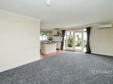 Unit For Sale - VIC - Bairnsdale - 3875 - NEAT AND COMPLETE  (Image 2)