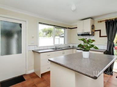 Unit For Sale - VIC - Bairnsdale - 3875 - NEAT AND COMPLETE  (Image 2)