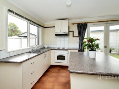 Townhouse For Sale - VIC - Bairnsdale - 3875 - NEAT AND COMPLETE  (Image 2)