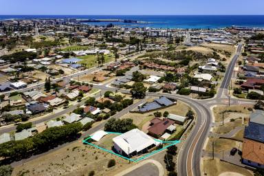 House For Sale - WA - Geraldton - 6530 - NOW SELLING - MAJESTIC 6x2 WITH 2x1 VILLA OVERLOOKING THE CITY  (Image 2)