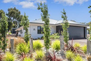 House Sold - WA - Cowaramup - 6284 - STUNNING CUSTOM-BUILT HOME  (Image 2)