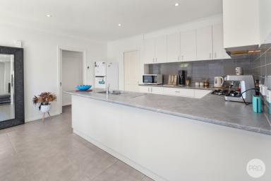 Unit For Sale - VIC - Mount Clear - 3350 - Immaculate Townhouse In Sought After Mount Clear  (Image 2)