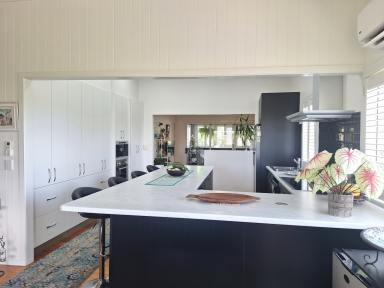 House For Sale - QLD - Macleay Island - 4184 - Luxurious Waterfront Living!  (Image 2)