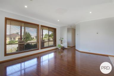 House For Lease - NSW - West Albury - 2640 - CONVENIENTLY LOCATED 3 BEDROOM HOME!  (Image 2)