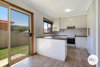 House For Lease - NSW - West Albury - 2640 - CONVENIENTLY LOCATED 3 BEDROOM HOME!  (Image 2)