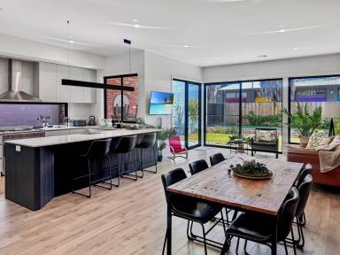 House For Lease - NSW - South Albury - 2640 - STUNNING FULLY FURNISHED TOWNHOUSE!  (Image 2)