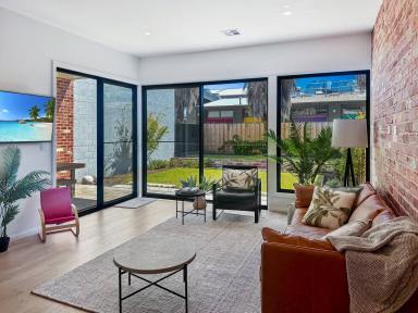 House For Lease - NSW - South Albury - 2640 - STUNNING FULLY FURNISHED TOWNHOUSE!  (Image 2)