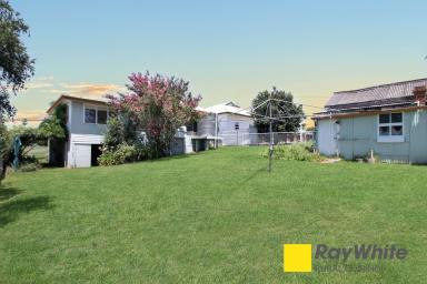 House For Sale - NSW - Quirindi - 2343 - 3 BEDROOM HOME WITH 2 LIVING AREAS  (Image 2)