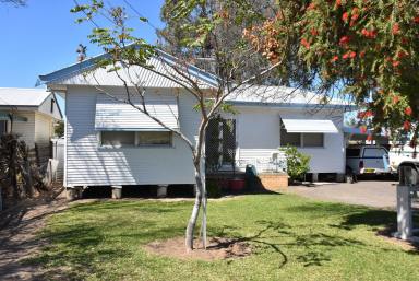 House For Sale - NSW - Moree - 2400 - CLOSE TO THE MOREE AQUATIC CENTRE  (Image 2)