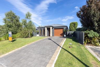 House For Sale - SA - Naracoorte - 5271 - IMMACULATELY PRESENTED HOME WITH PERFECT TOWN POSITION  (Image 2)