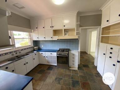 House For Lease - NSW - Albury - 2640 - CHARACTER FILLED HOME IN POPULAR FORREST HILL  (Image 2)