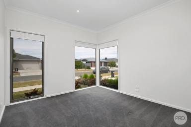 House Leased - VIC - Alfredton - 3350 - MODERN & STYLISH FAMILY HOME....  (Image 2)