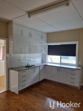 House Leased - NSW - Inverell - 2360 - Lovely two bedroom home on Ross Hill!  (Image 2)