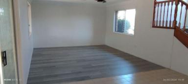 Townhouse Leased - QLD - Ormiston - 4160 - Spacious Two Storey Townhouse in Quiet Complex  (Image 2)