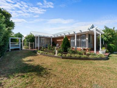 House For Sale - VIC - Bairnsdale - 3875 - SUPER APPEALING HOME IN TOP LOCATION  (Image 2)