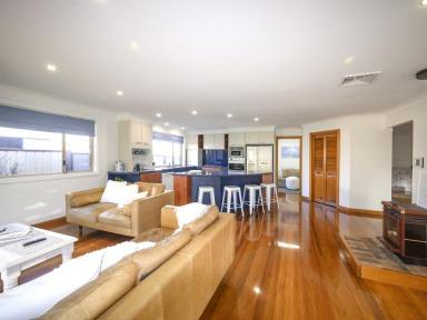 House Leased - NSW - Old Bar - 2430 - MODERN 4-BEDROOM, 2-BATHROOM FULLY FURNISHED PROPERTY NEAR THE TOWN CENTRE  (Image 2)