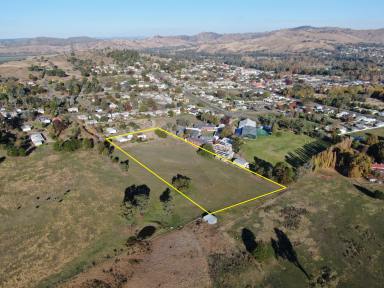 House For Sale - NSW - Gundagai - 2722 - Family home with pool, views and privacy !  (Image 2)