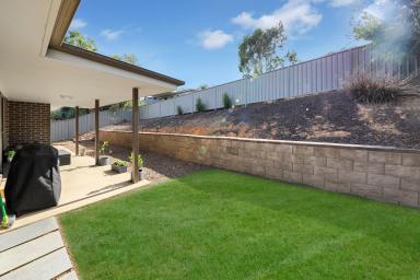 House For Sale - NSW - Tumut - 2720 - Modern, Brick home - Move in ready.  (Image 2)