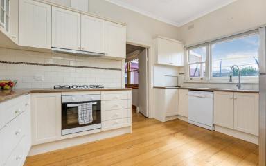 House For Sale - VIC - Flora Hill - 3550 - Great Family Home with Studio  (Image 2)