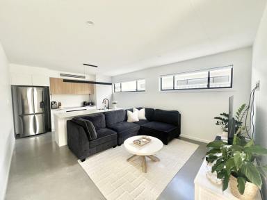 Townhouse For Lease - NSW - Old Bar - 2430 - MODERN TOWNHOUSE OFFERING STYLE SPACE AND CONVENIENCE  (Image 2)