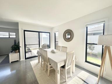 Townhouse For Lease - NSW - Old Bar - 2430 - MODERN TOWNHOUSE OFFERING STYLE SPACE AND CONVENIENCE  (Image 2)