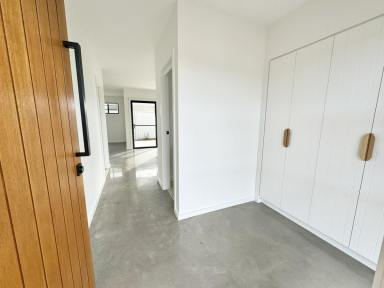 Townhouse For Lease - NSW - Old Bar - 2430 - TRENDY TOWNHOUSE AVAILABLE FOR RENT  (Image 2)