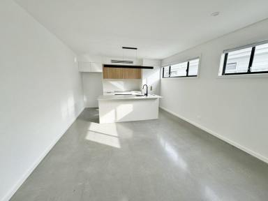 Townhouse For Lease - NSW - Old Bar - 2430 - TRENDY TOWNHOUSE AVAILABLE FOR RENT  (Image 2)