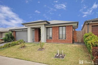 House Leased - VIC - Clyde - 3978 - IMMACULATE 4 BEDROOM FAMILY HOME  (Image 2)