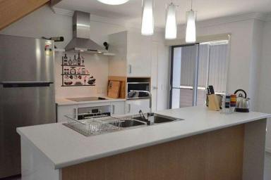 Townhouse Sold - QLD - West Gladstone - 4680 - FULLY FURNISHED EXECUTIVE LIVING WITHIN WALKING DISTANCE TO THE CBD  (Image 2)