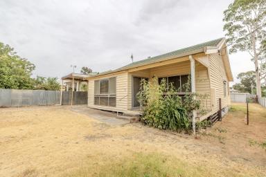 House For Sale - VIC - Ouyen - 3490 - Charming 3 bedroom weatherboard home  (Image 2)