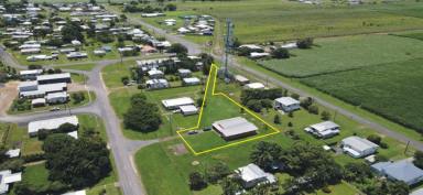 House For Sale - QLD - Halifax - 4850 - LOWSET DOUBLE BRICK HOME ON 2,547 SQ.M. (OVER 1/2 ACRE) BLOCK!  (Image 2)