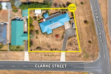 House For Sale - VIC - Miners Rest - 3352 - QUALITY FAMILY HOME ON CORNER ALLOTMENT IN MINERS REST ON 1940M2  (Image 2)