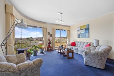House For Sale - VIC - Miners Rest - 3352 - QUALITY FAMILY HOME ON CORNER ALLOTMENT IN MINERS REST ON 1940M2  (Image 2)