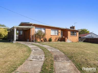 House Sold - TAS - Sheffield - 7306 - Short Walk to Schools and Shops  (Image 2)