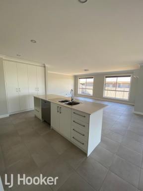 House Leased - NSW - Inverell - 2360 - Beautiful Modern Home  (Image 2)