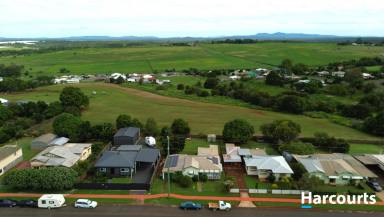 House For Sale - QLD - Childers - 4660 - Lovely Home in a Great Location!!  (Image 2)