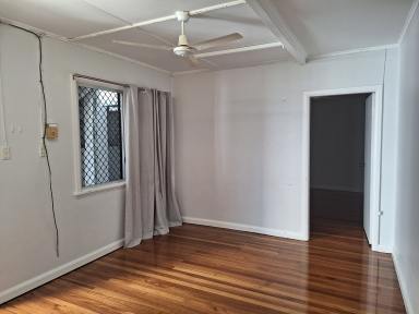 Unit Leased - QLD - Cairns North - 4870 - LOCATED ON CITY FRINGE - GROUND FLOOR ONE BEDROOM UNIT!  (Image 2)